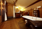 Ein Badezimmer aus Holz, Lehm und Schiefer